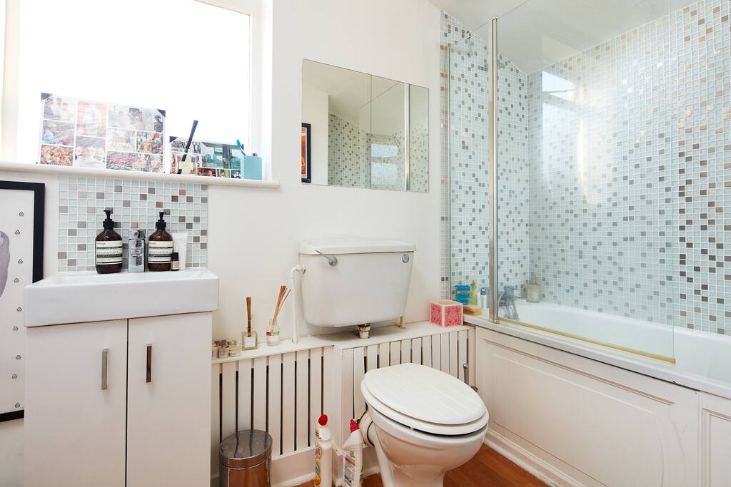 Cosy clean bathroom