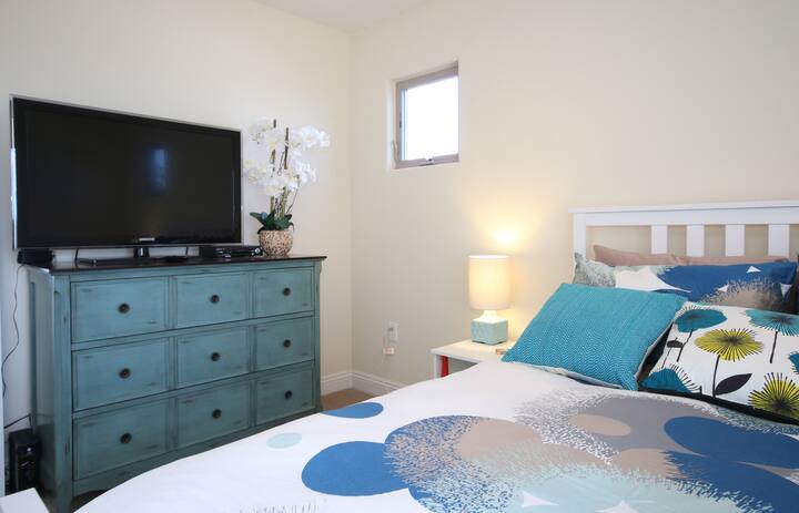 3e étage : Chambre principale - Matelas en mousse Queen Size | Télévision HD