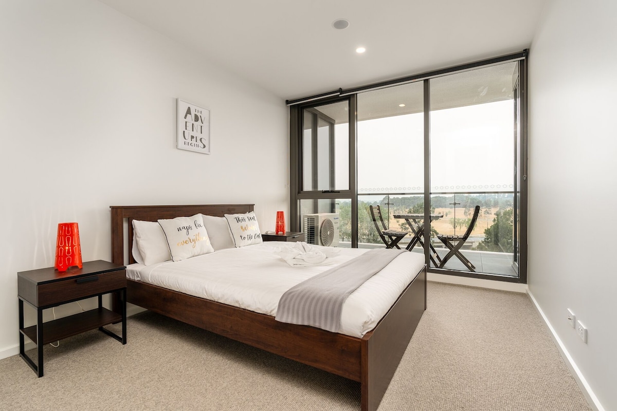 Спокойната спалня с докосване на дърво е идеалният начин да добавите усещане за топлина. До балкона е балконът.
