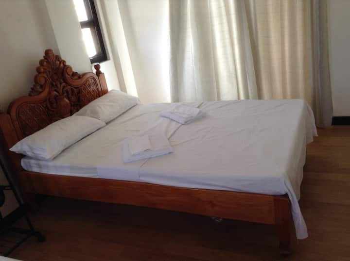 卧室1 ： 1.8米宽双人床