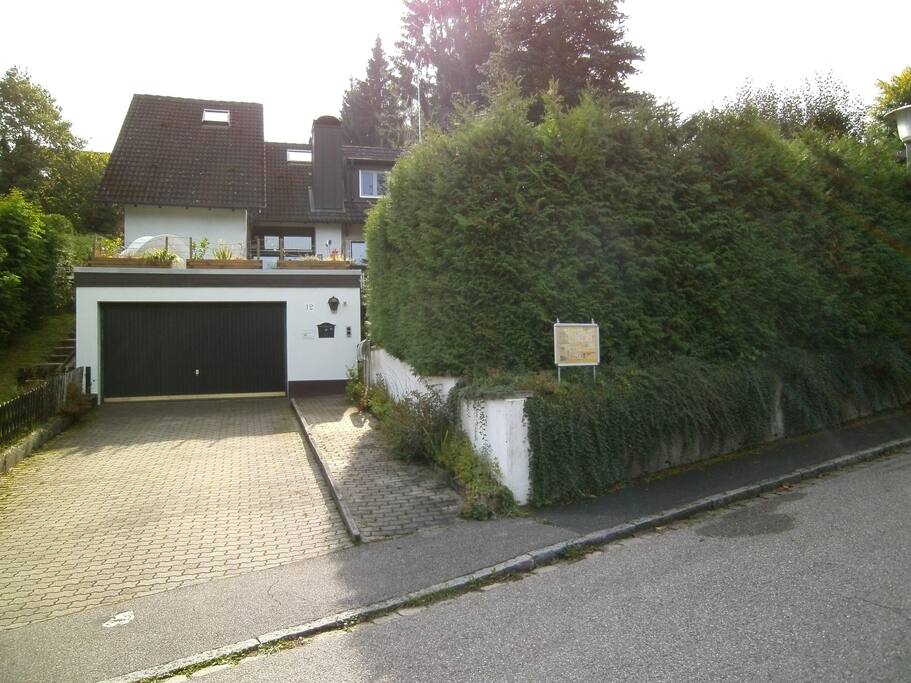 Blick von der Straße (Garageneinfahrt)