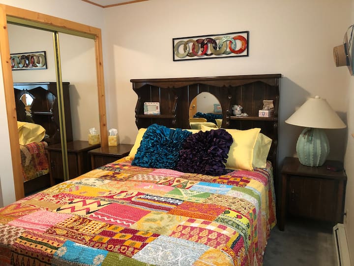 2号卧室配有带全身镜门的衣柜。色彩缤纷 