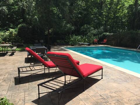 Spacious Garden Retreat