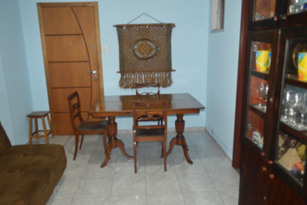 Mesa para refeições de até 6 pessoas.