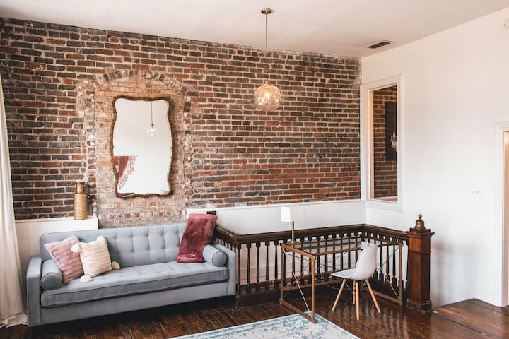 Exquisite Downtown Loft with King Bed