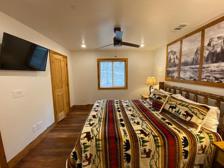  Televizor inteligjent 40"në dhomën e gjumit me kanale kabllore, netflix, disney plus dhe Amazon Prime Video