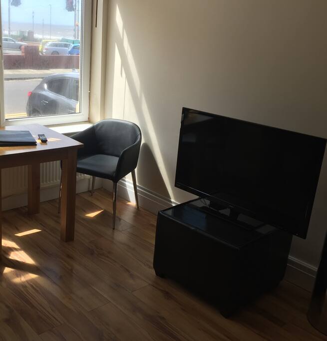 40" TV, dining area