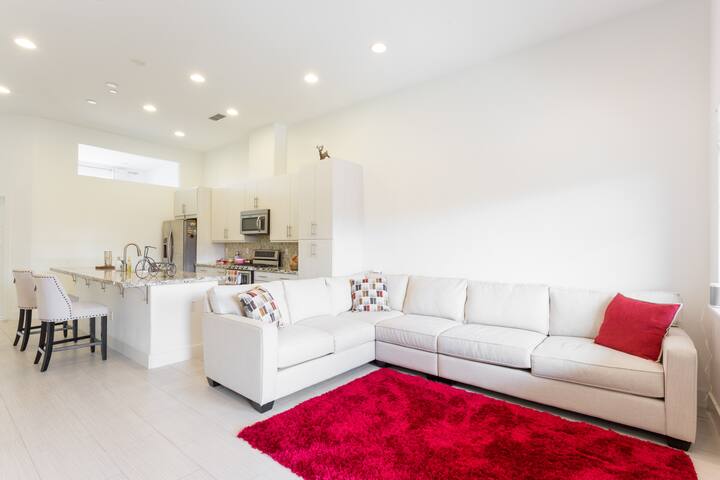 Bright Spacious -Dedicated Workspace -Free Parking