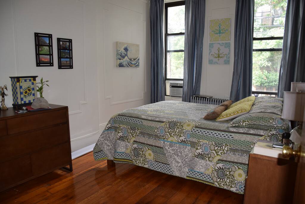 Bedroom w queen size bed, overlooking rear patio