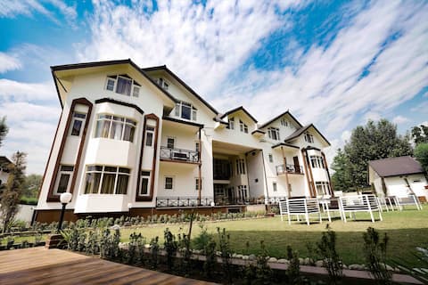 Walisons Homestay Spirea 3  BHK with Balcony