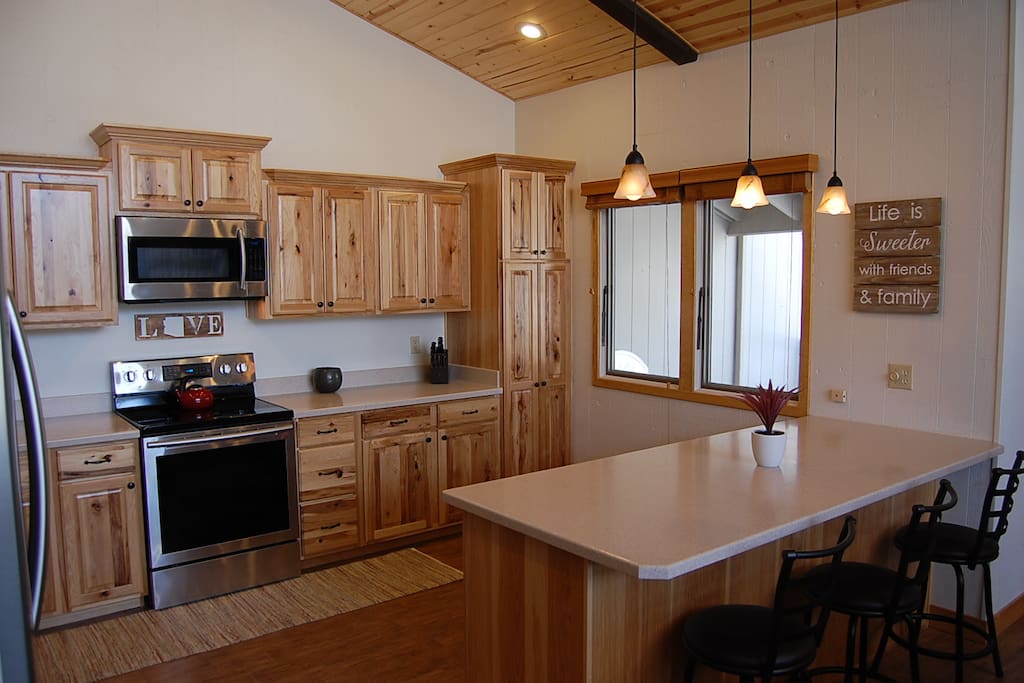 Open kitchen and breakfast bar.