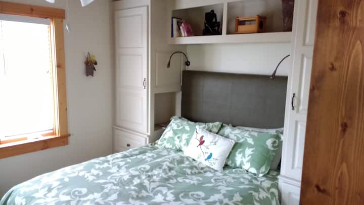 Lit queen size en bas/Vue depuis les fenêtres