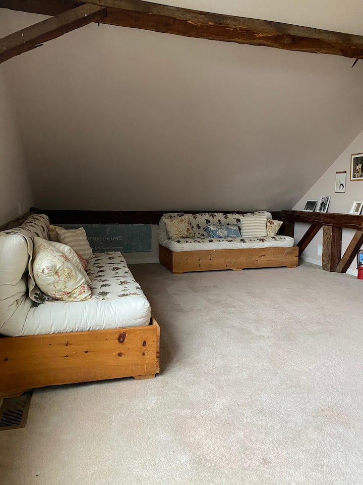 Loft au troisième étage avec lits jumeaux/canapés convertibles