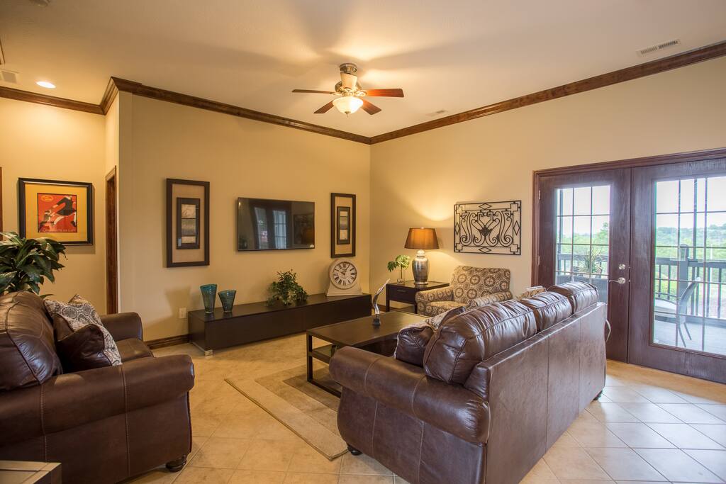 Couch,Furniture,Chair,Indoors,Room