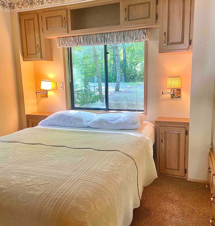 配备标准双人床的卧室 