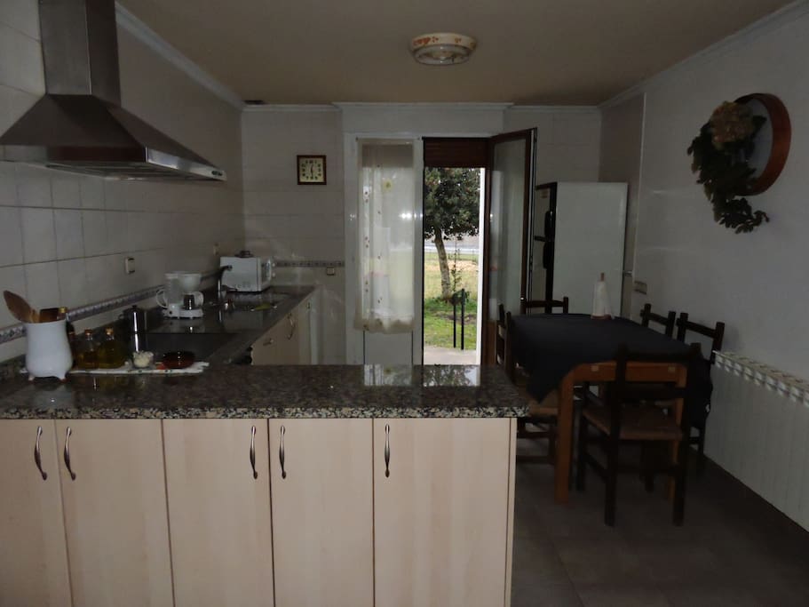 Cocina completa con salida al jardin