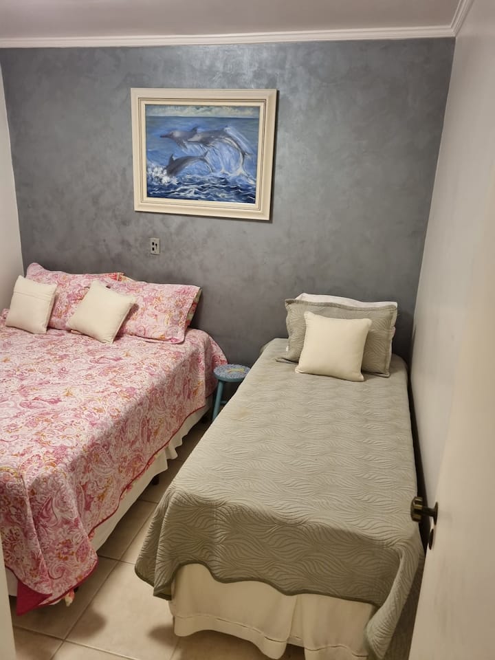 Соба на кат 1 со брачен и единечен кревет со плакар за клима уред и завеса за затемнување