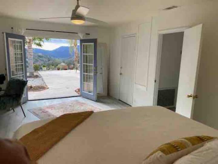 Dormitorio principal. También tiene puerta francesa con vistas al lago. La vista más romántica: 