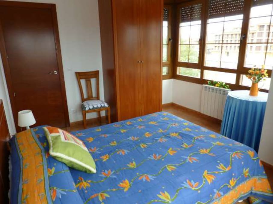 Habitación de matrimonio tranquila y soleada.Con Vistas a la playa.