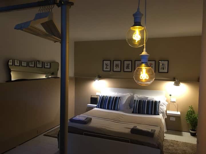 ห้องนอนใหญ่พร้อมผ้าปูที่นอนสะอาด