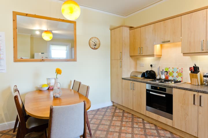 Spacious Seaside Town Maisonette - 4 Bedrooms