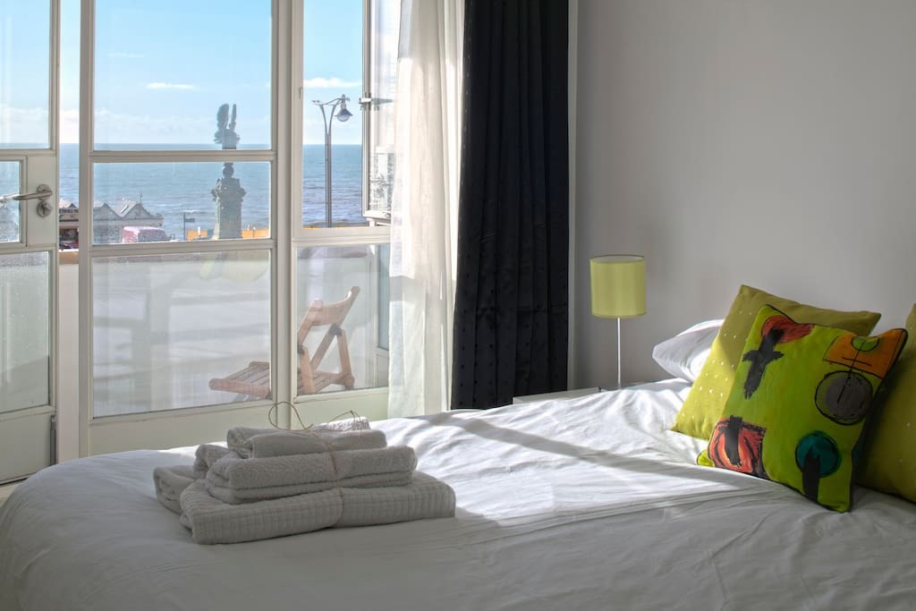 Seafront Apartment with Balcony Flats for Rent in Brighton, England