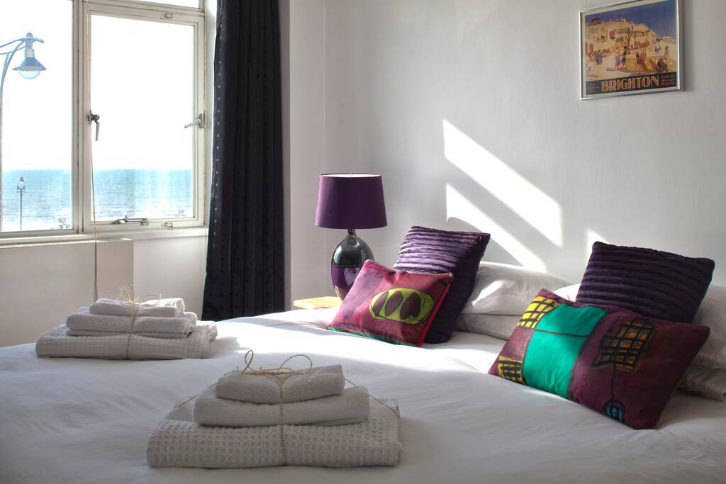 Seafront Apartment with Balcony Flats for Rent in Brighton, England