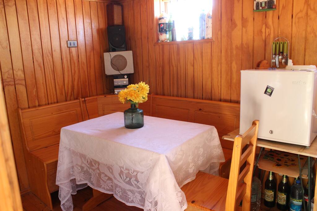 Comedor, incluye frigobar, mesa y sillas