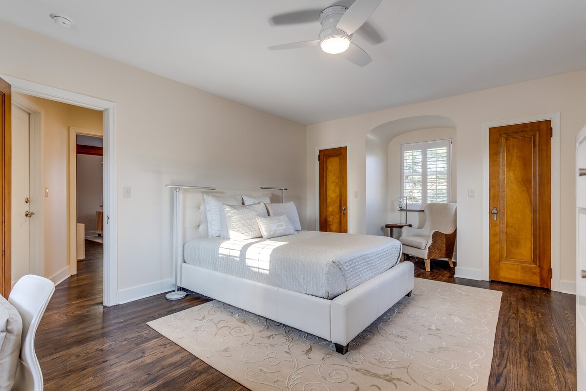 Slaapkamer heeft een queensize bed en veel ruimte om te rusten of te werken.