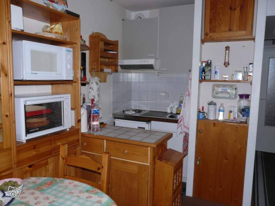 suite salon avec la petite cuisine, avec un four et un micro-onde