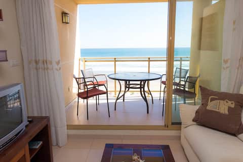 Top Airbnb: Sandy Beach II apartment: front beach, WiFi en Pobles Del Sud