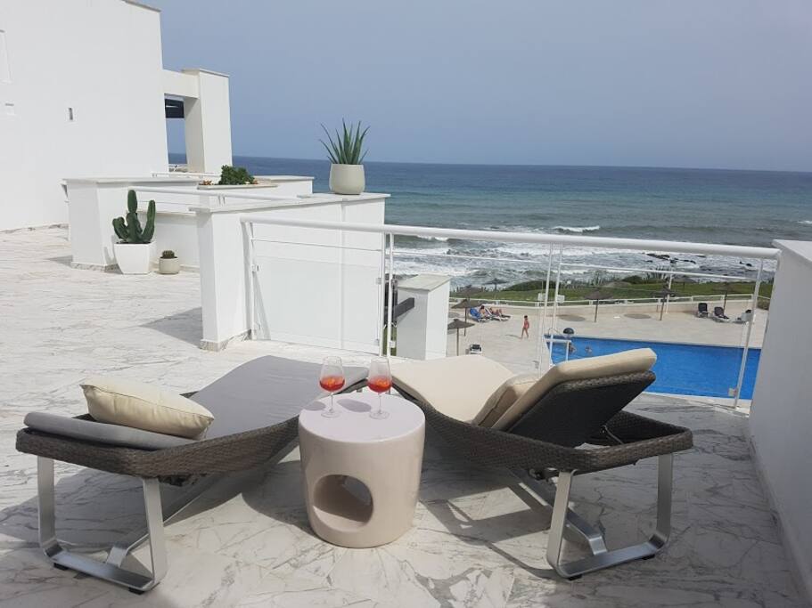 vue sur la piscine et mer