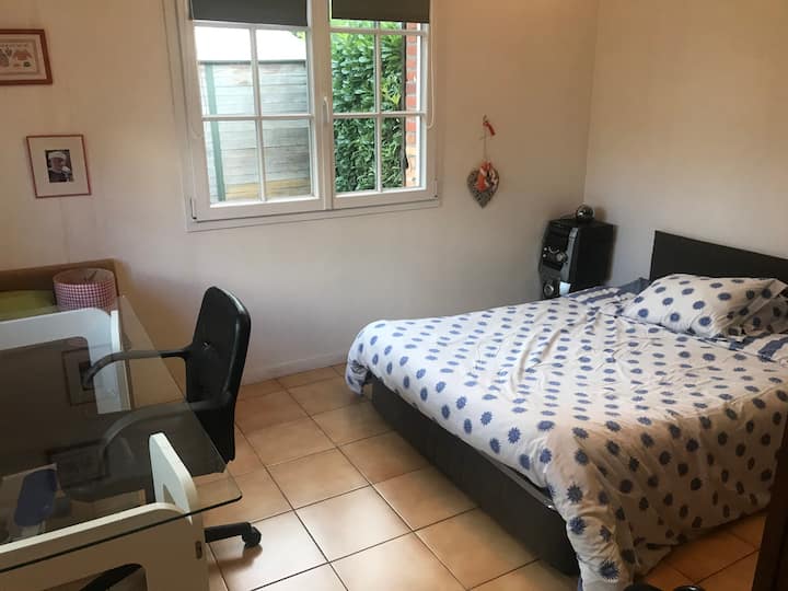 Chambre (Pour Dame) Au Rdc
Maison Mt St Aignan - Mont-Saint-Aignan