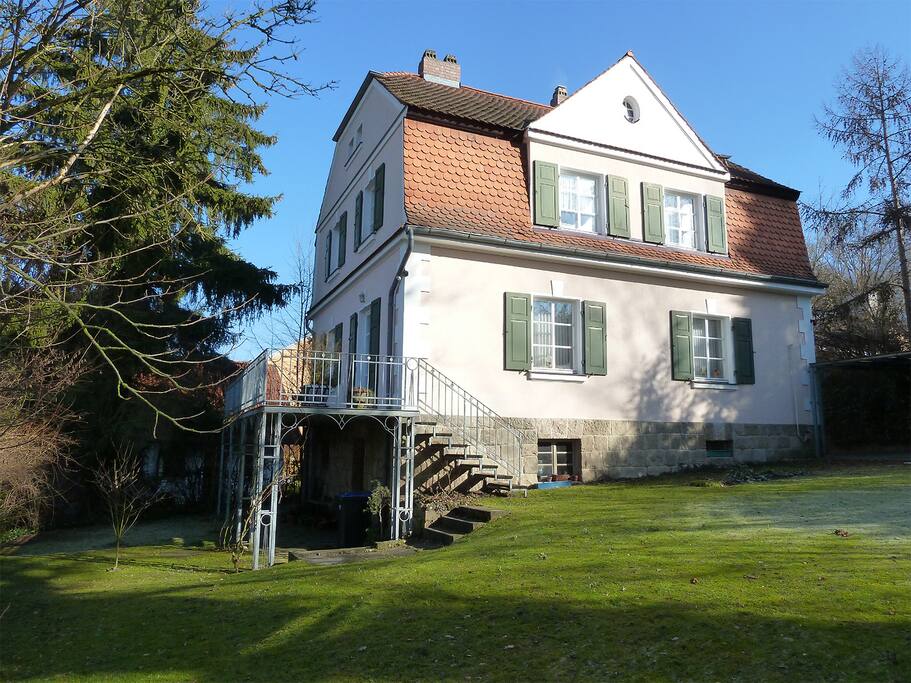 Ansicht vom eigenen Garten mit Balkon über die gesamte Westseite (Schaukelliege, Gartentisch und -stühle)