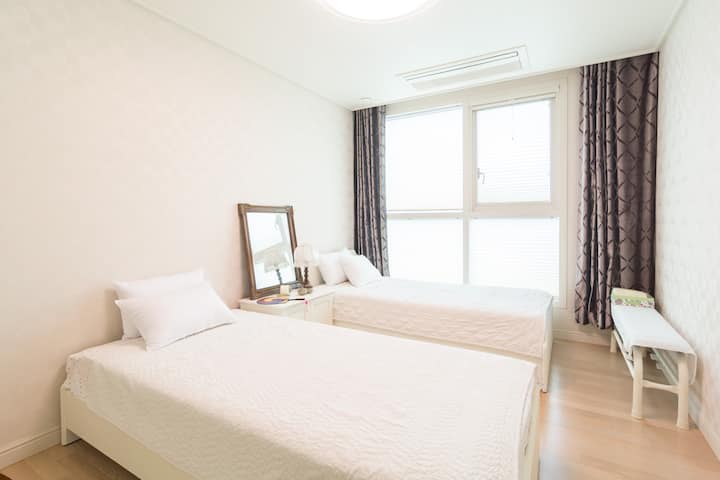 ห้อง 2 พร้อมเตียงเดี่ยวพิเศษ 2 หลัง