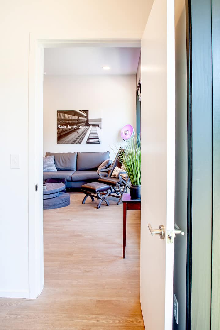 Pamje nga dhoma kryesore e gjumit në dhomën e ndenjjes