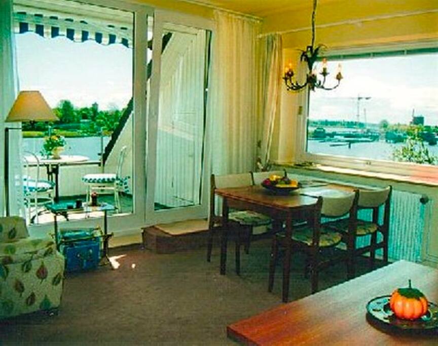 Das Wohnzimmer und die Loggia mit dem atemberaubenden Blick über die Schlei.