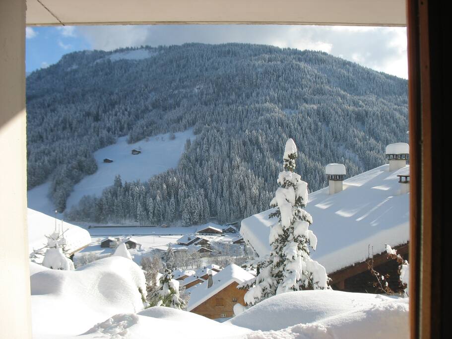 Vue depuis l'intérieur de l'appartement du Danay et village (Sud)