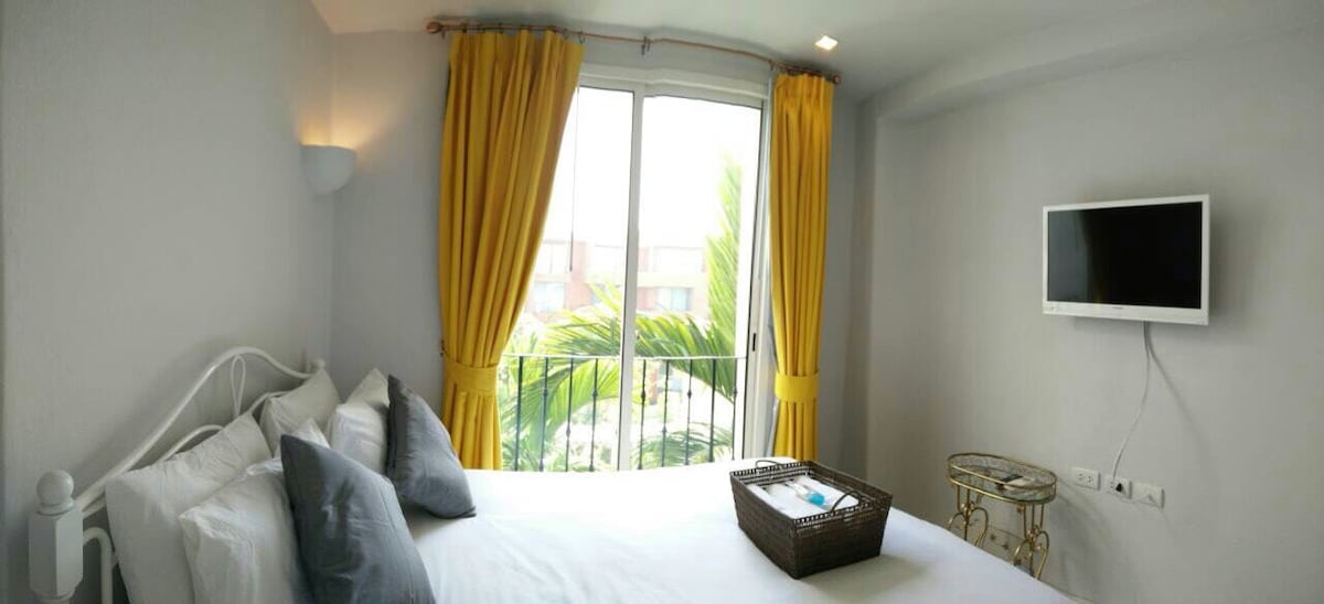 Spavaća soba s bračnim krevetom.