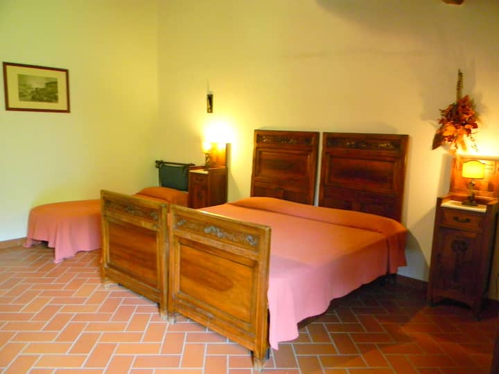 Спална соба бр. 3 на првиот кат со брачен кревет (широк 125 - 149 см) и единечен кревет (широк 80 - 14