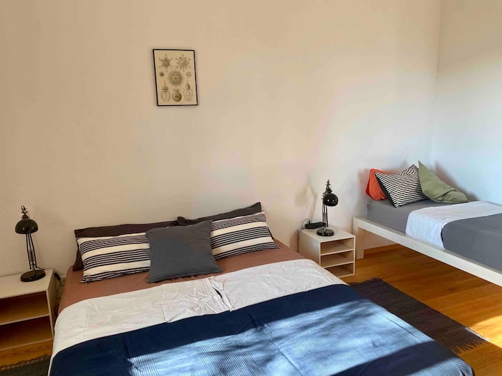 3. Schlafzimmer mit einem Doppelbett und einem Einzelbett