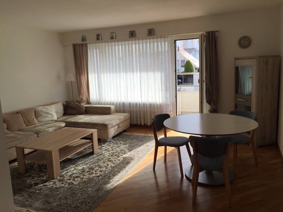 Aufenthaltsraum / Wohnzimmer für Geselligkeit und Gemütlichkeit mit Balkon :)