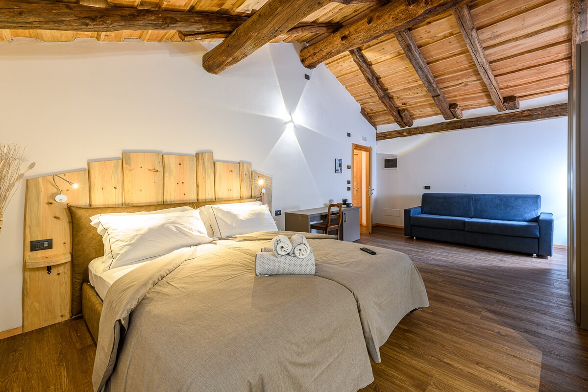 chumba cha miti ya pine mara mbili kilicho na kitanda cha sofa