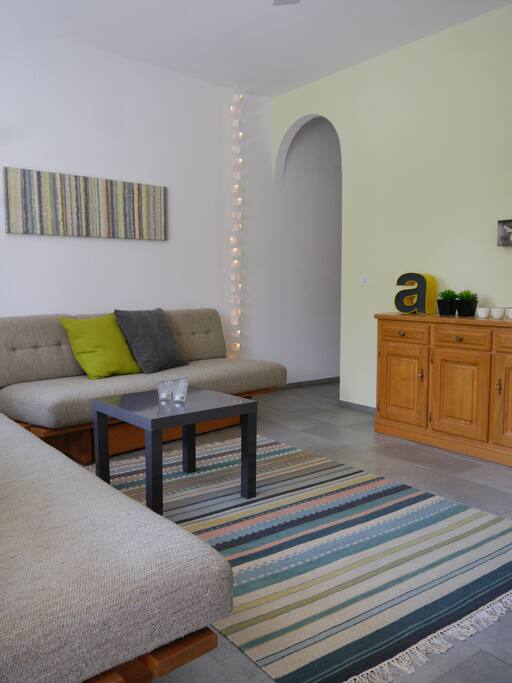 Wohn-, Ess- und Schlafzimmer