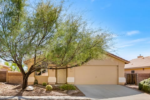 Stunning Vacation Home - Trails, Golf & Dining!