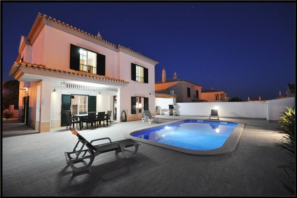 Vista Piscina e Fachada