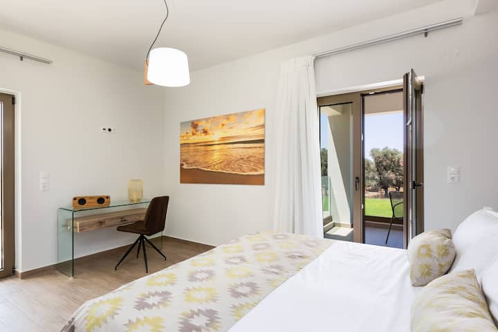 The main house features 3 air conditioned bedrooms with en-suite bathrooms. 