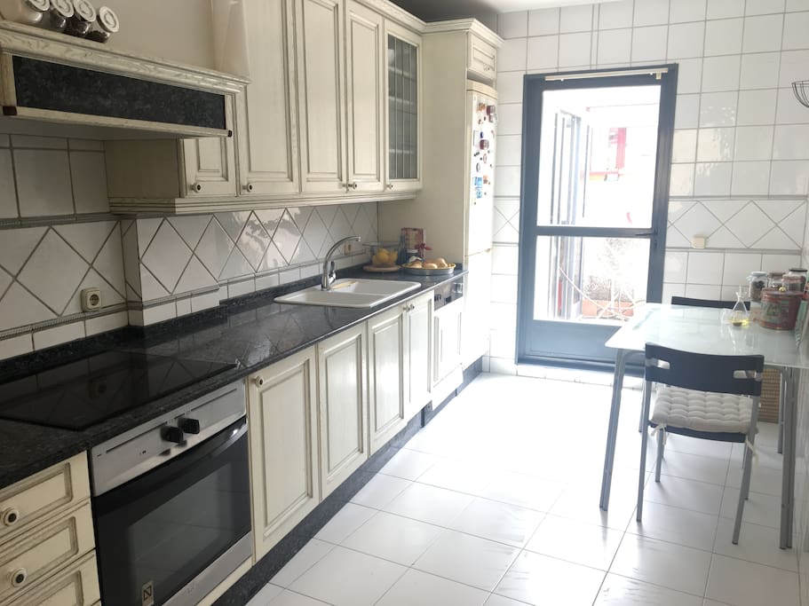Cocina con acceso a la terraza.