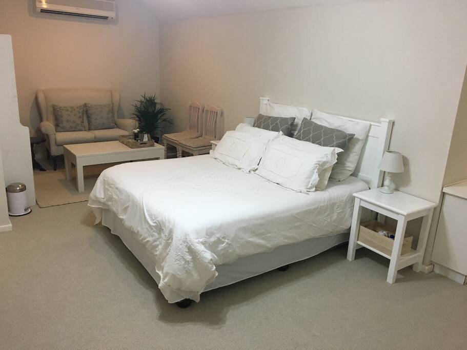 Queen bed.