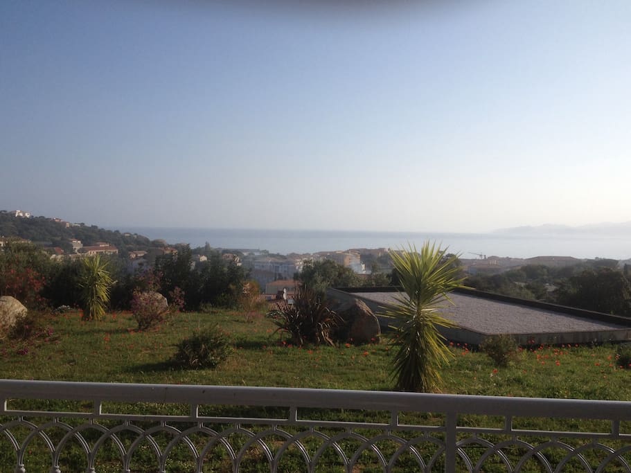 Vu de la terrasse sur la baie de l'Ile Rousse